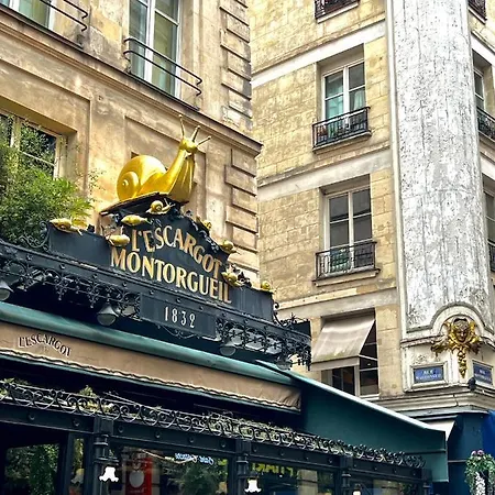 Quartier Montorgueil, Voie Piétonne, Dans Un Immeuble Du Xvème