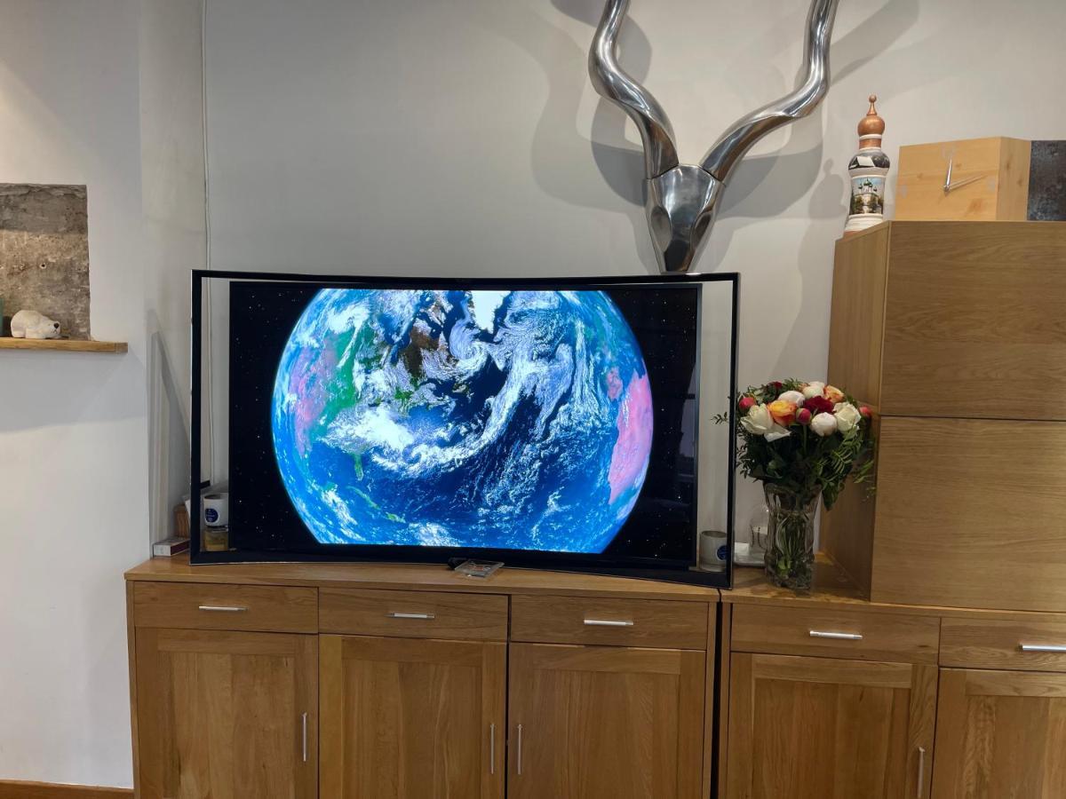 Quartier Montorgueil, Voie Piétonne, Dans Un Immeuble Du Xvème *