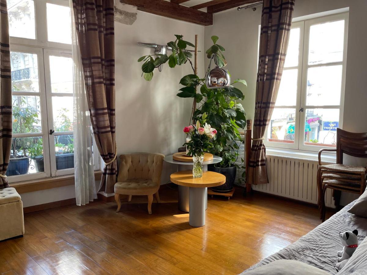 Quartier Montorgueil, Voie Piétonne, Dans Un Immeuble Du Xvème *